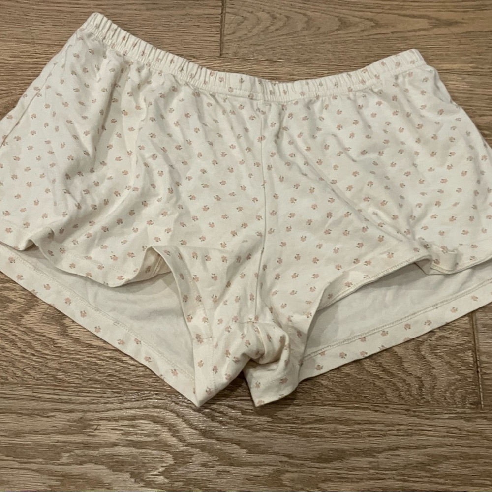BRANDY MELVILLE BOXER PINK FLORAL WHITE SHORTS